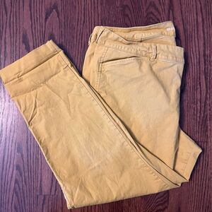 Old Navy Pixie khaki’s EUC